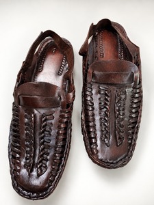 Mocassins ethniques en cuir tressé marron de haute qualité pour hommes, faits à la main, à enfiler, chaussures décontractées habillées avec boucle et bout rond - Product Image 1