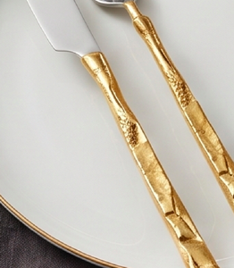 Ensemble de couverts modernes en acier inoxydable avec poignées texturées dorées, compatibles lave-vaisselle, pour les tables de mariage - Product Image 2
