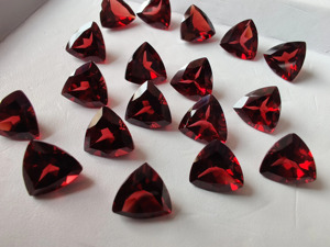 Natural <b>garnet</b> / 9 mm / VSI QUALITY /Mozambique red <b>Garnet</b> / Trillion / Faceted / 2.85 carats - Product Image 1