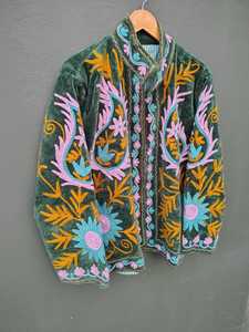 Chaqueta de terciopelo para mujer, estilo bohemio moderno con una lujosa combinación de artesanía tradicional, color verde oliva, con estampado floral étnico, abrigo de invierno. - Product Image 4