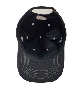 Gorra de béisbol negra con costuras blancas y logotipo personalizado en el panel derecho, ajuste regulable, unisex, uso casual, hecha en Indonesia. - Product Image 5