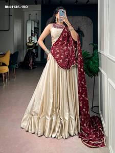 Lehenga de Seda Monga de Alta Calidad en Color Beige Liso y con Volantes - Choli con Trabajo de Espejo Listo para Usar - Dupatta Estampada - Exportador Indio - Product Image 2