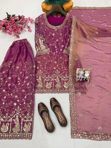 Ensemble Sharara rose brodé lourd pour femme avec dupatta en tulle – Tenue ethnique de créateur pour mariage et soirée, style Salwar Kameez - Product Image 5