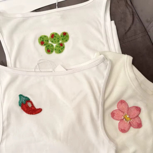 Débardeur court côtelé en coton blanc fait main avec broderies perlées et patchs piments, étoiles de mer et fleurs pour femme – Idéal pour l'été - Product Image 1