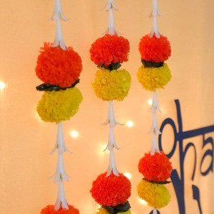 Guirlandes de fleurs artificielles de jasmin blanc avec des fleurs de souci orange et jaunes pour la décoration de mariage indien et les festivals - Product Image 3
