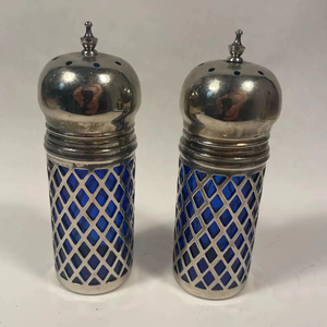 Salière et poivrière en métal argenté de style royal, combinaison de couleurs bleu et argentée unique, pour table à manger et usage en restaurant, provenant d'Inde. - Product Image 1