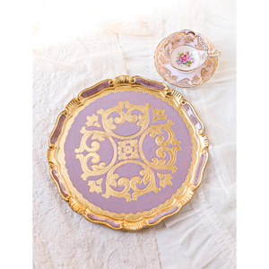 Plato de Presentación Redondo de Metal Vintage, Diseño en Relieve Blanco y Dorado, Vajilla Minimalista, Ecológica, para Fiestas y Cenas - Product Image 2