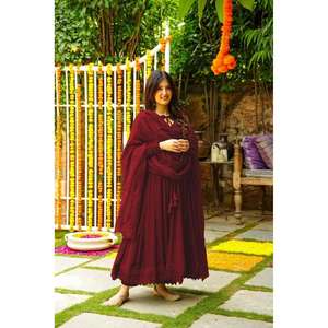 Robe ample en georgette fantaisie avec dupatta en maron - Product Image 1