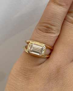 Anillo de Compromiso y Boda de Alta Calidad con Zirconia de 2.50 Quilates, Corte Esmeralda, Oro Blanco de 14K, Engaste de Puntas, Joyería Moderna para Fiestas - Product Image 5