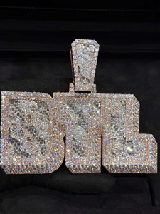 Colgante de Letra Personalizada de Oro 18K con Moissanita, Corte Baguette, Engaste de Canal, Unisex, Estilo Hiphop, Inicial, Joyería con Diamantes - Product Image 4