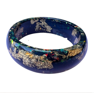 Chunky <b>clear</b> <b>resin</b> bangle filled with bright orange and pink dried garden flowers, available at wholesale prices. - Product Image 3