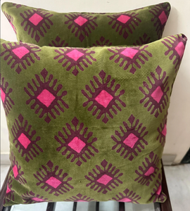 Housse de coussin en velours vert olive avec motif géométrique à blocs rose et violet pour canapé, chambre et décoration intérieure - Product Image 1