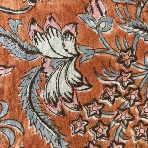 ผ้าฝ้ายพิมพ์ลายด้วยมือ – ลายดอกไม้คลาสสิก |   สีชมพูพาสเทลและสีฟ้าบนพื้นสีส้มสนิม |   สิ่งทอทำมือจากอินเดีย - Product Image 3
