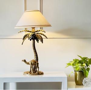 Lámpara de Mesa Estilo Costero con Base de Latón en Forma de Palmera y Pantalla de Tela Blanca, E27 LED 2700K, Luz Cálida, Decoración para Dormitorio - Product Image 1