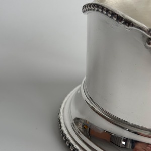 Vase décoratif en métal argenté élégant pour la table du salon, décoration intérieure moderne et raffinée, pièce d'appoint élégante. - Product Image 6