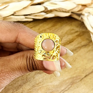 Dernier design Bague bohème en laiton plaqué or 18 carats pour femme, avec filigrane, pierre de lune pêche et motifs floraux tribaux, Bijoux vintage, Vente en gros/OEM - Product Image 6