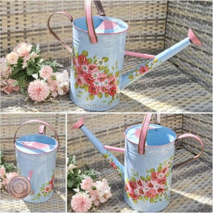 Bidon d'eau galvanisé décoré en émail avec de fins détails floraux pour les maisons d'inspiration antique et les amateurs de jardinage - Product Image 2