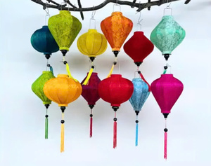 Lanterne en soie artisanale du Vietnam, Hoi An, lampe décorative traditionnelle pour l'éclairage domestique et la décoration de mariage - Product Image 2