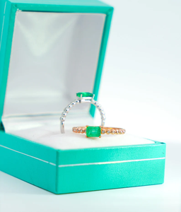 Bague Éternité Vintage en Diamant Taille Émeraude Plaqué Or 18K Certifié IGI pour Femme, Pierre de Naissance d'Oktobre, Sertissage à Griffes - Product Image 3
