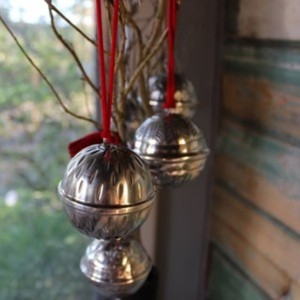 Atractivas bolas colgantes de metal ideales para crear un ambiente festivo durante las celebraciones navideñas y reuniones familiares. - Product Image 1