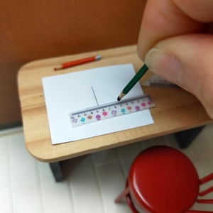 Ensemble de papeterie miniature en plastique à l'échelle 1:12 avec règle ensemble rapporteur carré-jouet de meubles pour la décoration de maison de poupée - Product Image 3