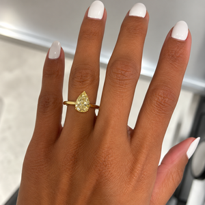 Bague classique en or 18 carats avec diamant jaune vif taille brillant rond pour femme - Product Image 4