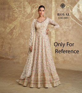 Hermoso Vestido Anarkali Blanco de Georgette con Lentejuelas Bordadas para Fiestas Indias y Pakistaníes, Largo hasta el Suelo - Product Image 1
