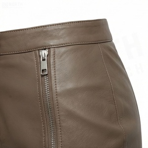 Jupe crayon mini en similicuir taille haute pour femme avec fermetures éclair latérales, style motard, couleur unie, toutes saisons - Product Image 5