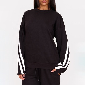 Outfitize International – Ensemble de survêtement 2 pièces pour femme, haute élasticité, personnalisable avec logo, idéal pour le yoga, la gym et le fitness – Vente en gros de vêtements de sport - Product Image 1