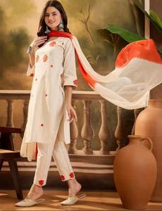 Elegante Conjunto Étnico de Tres Piezas para Mujer, Salwar Kameez de Algodón con Bordado Intrincado, Túnica, Pantalones y Pañuelo - Product Image 6