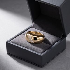 Anillo de banda ancha con cúpula de diamantes de corte redondo personalizado, de oro amarillo de 14K, cultivado en laboratorio, para hombre, joyería premium para amigos - Product Image 4