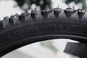 Neumático Plegable HOT 2026 KUMA KB107 de Caucho Natural Duradero con Patrón de Bloques, Negro 4PR para Bicicletas de Montaña y Uso Urbano - Product Image 3