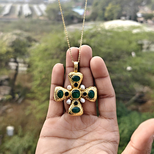 Colgante de Cruz Religiosa Católica con Gotas de Perlas y Múltiples Gemas de Ónix Verde, con Acento de Circonita Negra, Chapado en Oro de 18K sobre Latón Sólido, para Boda - Product Image 3