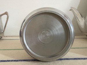 Azucarera y lechera de aluminio Picquot Ware: Diseño inglés de los años 50 - Product Image 3