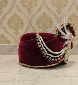 Turban de marié de luxe en velours bordeaux avec broderie dorée et broche en perles, Safa de mariage royal - Product Image 4
