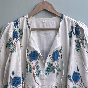 Mini-tunique formelle en coton écologique, imprimée à la main avec motifs floraux, col en V, manches 3/4, ourlet à volants en dentelle, lavable, naturelle - Product Image 2