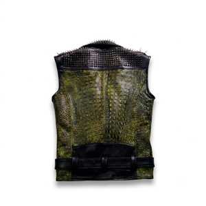 Chaleco de Cuero Genuino Verde para Hombre, Estilo Punk Rock, con Diseño Personalizado con Púas en la Parte Delantera, Resistente a la Intemperie - Product Image 2