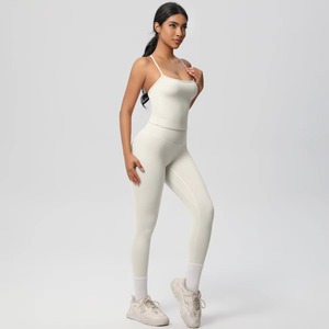Ensemble de sport deux pièces respirant avec soutien-gorge dos nu uni et leggings taille haute froncés pour le yoga et le fitness - Product Image 2