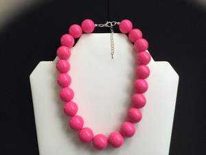 Collier en résine perlée fait main pour un style moderne. Collier en résine perlée coloré pour une mode audacieuse à prix abordable. - Product Image 4