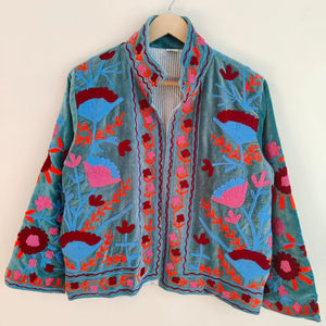 Chaqueta de terciopelo Suzani bordada a mano, chaqueta vintage con diseño floral Suzani, chaqueta de terciopelo puro, estilo bohemio hippie, regalo para ella. - Product Image 1