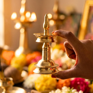 Lampe à huile Diya en laiton avec support, design décoratif, pour la prière hindoue, le temple domestique, le Mandir, Diwali et les occasions spirituelles - Product Image 6