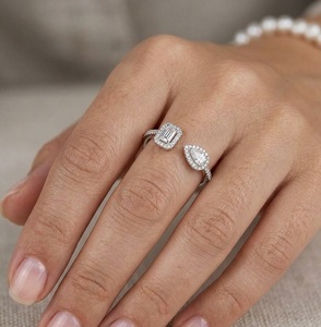 Anillo de oro de 14K estilo Toi et Moi con diamantes, esmeralda y diamantes cultivados en laboratorio en forma de pera, anillo de doble halo abierto, banda de diamantes de puño abierto - Product Image 6