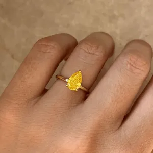 Bague de fiançailles solitaire Gemver 2 carats en diamant de laboratoire fantaisie jaune vif taille poire, or 10K plaqué rhodium, clarté VS, luxe - Product Image 1