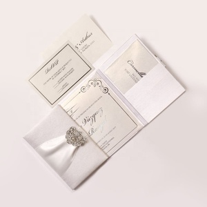 Invitación de Boda Plegable con Aspecto de Seda Gris, Broche de Cristal, Cinta de Satén con Tarjeta Plateada y Bolsillos - Product Image 3