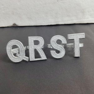 Anneau de serviette style vintage en aluminium, lettre Q R S T, pièce unique, boucle de serviette en métal alphabet pour la décoration de restaurants et boutiques - Product Image 2