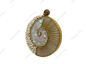 Pochette ronde indienne faite à la main en nacre avec un design en spirale de fil de laiton, sac à main de soirée de luxe pour femmes - Product Image 2