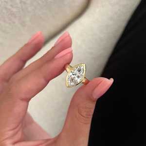 Bague de fiançailles en or jaune 5 mm avec diamant de laboratoire marquise de 3 carats, sertie à la closière chanfreinée, ajustement parfait, certifiée IGI - Product Image 5