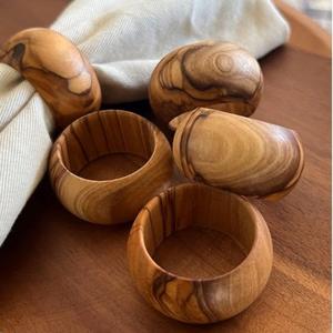 Ensemble d'anneaux à serviettes en bois gris, porte-serviettes ronds en bois gris clair, décoration de table minimaliste moderne, vente en gros - Product Image 3