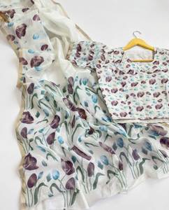 Sari de lino suave con un hermoso estampado floral digital en toda la prenda, combinado con una blusa con estampado floral digital. - Product Image 5