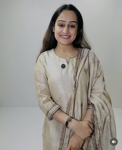 Ensemble 3 pièces bohème pour femme en lin beige 100% avec broderie unie, comprenant Kurta, pantalon et dupatta, coupe ample, longueur complète, col mandarin, pour le quotidien - Product Image 5